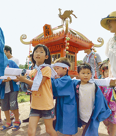 こどもみこし、十数年ぶり 増威八幡社夏祭りで | 戸塚区・泉区 | タウンニュース