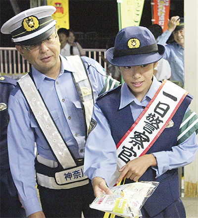 並木中央小大内さん 「一日警察官」体験 交通安全運動に先駆け | 金沢