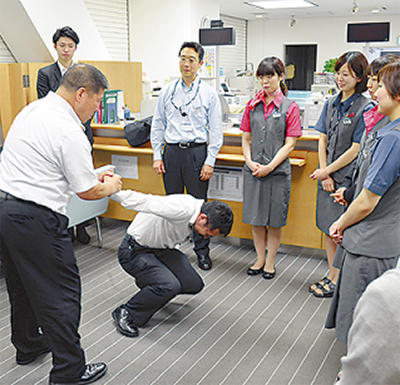 銀行 人気 女性 靴