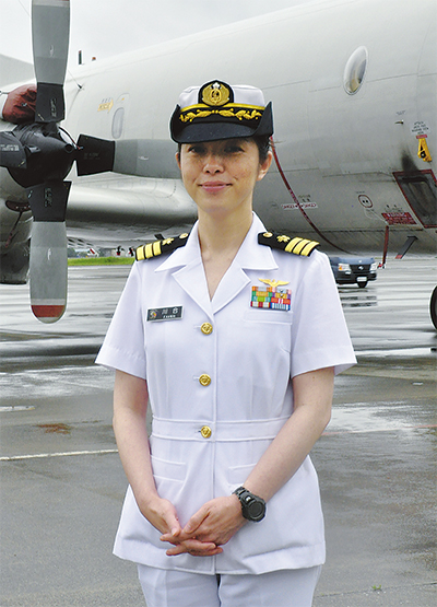 川合文子二等海佐 海自初の女性飛行隊長に 厚木航空基地で就任 | 綾瀬 