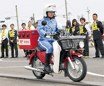 白バイ隊員実技指導 荒自で安全運転講習 | 平塚・大磯・二宮・中井 | タウンニュース