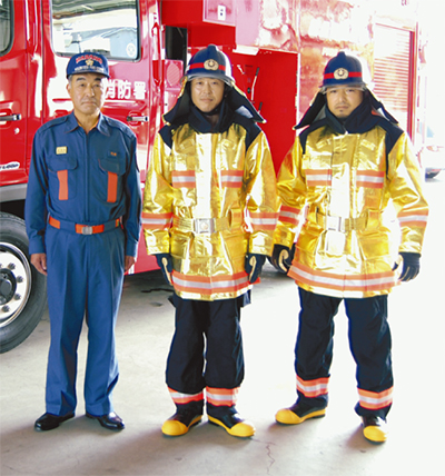 秦野市消防団 新型防火服を県内初導入 新型防火靴も同時に配備 | 秦野 ...