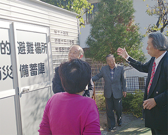 視察に訪れた地元関係者に概要を説明する渡邉会長（右端）