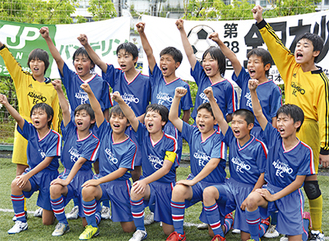 決勝へ挑むあざみ野ＦＣメンバー