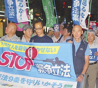 横断幕を先頭に青葉台を歩く参加者