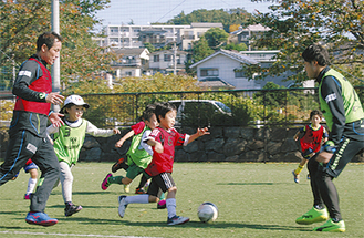 コーチと試合をする子どもたち