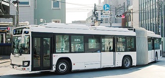 試験運行する連節バス＝横浜市提供