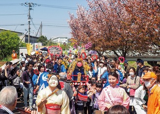 市ヶ尾幼稚園の園児によるお神輿行列。日本さくらの女王・前田真鈴さんが先導役を務めた