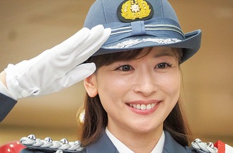 制服姿の皆藤さん