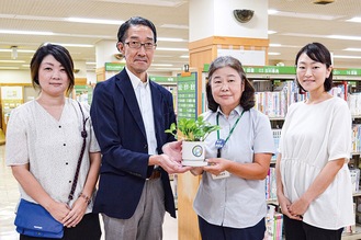 左から高森さん、古川さん、古川館長、小泉さん