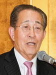 あいさつする菊池会長