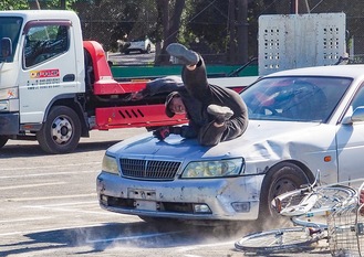 交差点の無理な横断による事故を再現