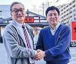 握手を交わす大桜の高橋司社長（左）と七志の平英樹社長