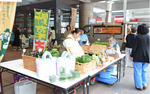 地元野菜を販売するマルシェ＝22日