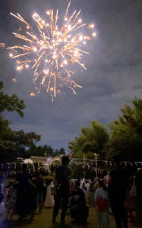 美しの森幼稚園の夜空に打ち上がった花火