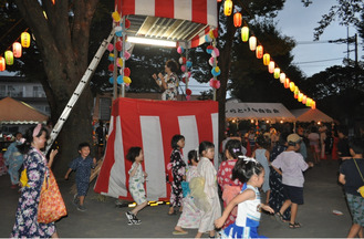 櫓で歌うＨＡＣＨＩさんと、楽しそうに周りを走る子どもたち（20日取材）