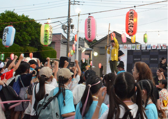 ステージではクイズ大会で盛り上がりを見せていた