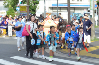 巡行する子どもみこし