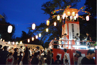 神明社境内には多くの人だかりができていた