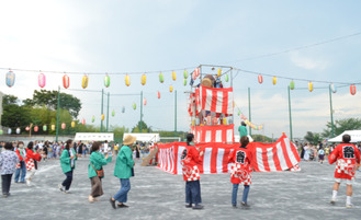 大きな輪になって盆踊り