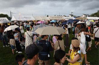 夕方ごろ。雨でも賑わう会場