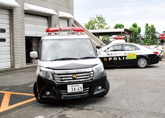 警察署を出発する車両