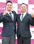 ガッツポーズをする坂口投手（左）と鳥山泰孝監督