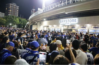 日本一決定後、大喜びする横浜スタジアムの外に集まったファン（11月3日）