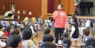 児童の質問に答える三井選手