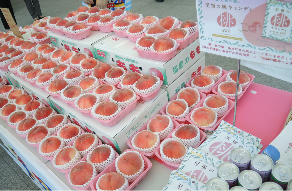 福島の桃や｢ままどおる｣が販売される復興応援マルシェ