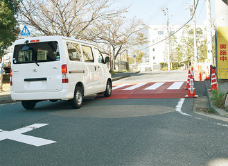 スムース横断歩道手前で減速する車両