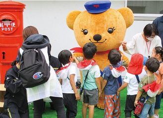 ぽすくまと触れ合う園児たち（緑郵便局提供）