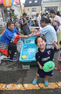 にぎわう会場「金魚すくい、楽しいね」