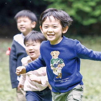 広大な敷地の中で、のびのび遊ぶ園児たち