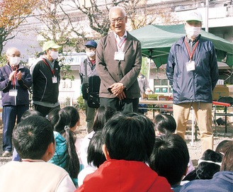 児童に感謝を伝える田澤さん（写真奥、右から２人目）