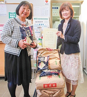 森部会長（右）と小泉事務局次長、写真は同社会福祉協議会提供