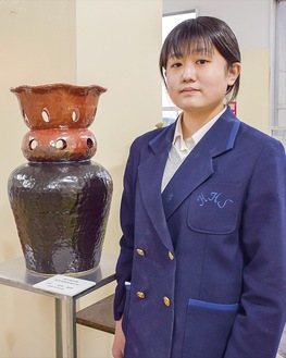 菊地さんと出展作品「さなぎ」