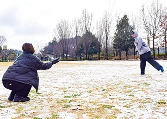 雪遊びをする鈴木さんと若林さん