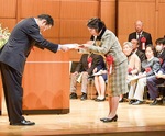 表彰状を手渡す佐藤区長（左）