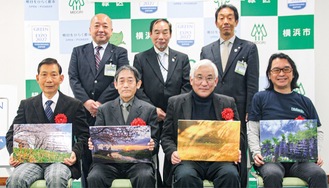 表彰式に出席した受賞者（前列）。前列左から２人目が田中さん