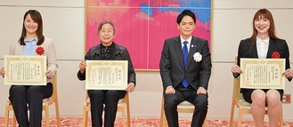 左から鈴木さん、江原さん、山中市長、松本さん
