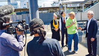 番組のオープニング収録の様子（右から、岸田理事長、ウド鈴木さん、ドドん安田さん、同石田さん）