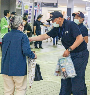 長津田駅構内で熱中症対策を呼び掛ける緑消防署員ら
