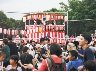 大勢が集い、にぎわう会場