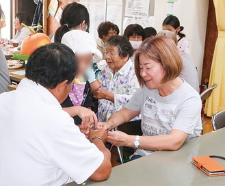 子どもたちがさまざまな遊びを通じて交流を深めた（提供写真）