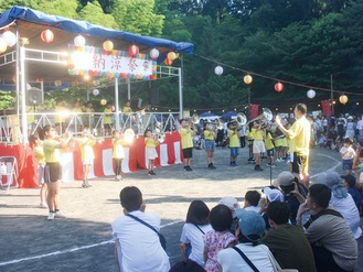 櫓の前で演奏する三保小学校ハミングバード