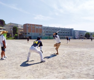 青空の下、プレーを楽しんだ選手たち（提供写真）