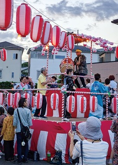 盆踊りを楽しむ参加者たち（提供写真）