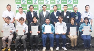 前列が「若手社員及び女性社員表彰」を受けた7人。（左から）成田さん、下野さん、大塚さん、三浦さん、河原さん、原さん、乙川さん