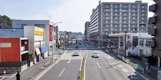 無電柱化が完了した、根岸駅周辺の山下本牧磯子線